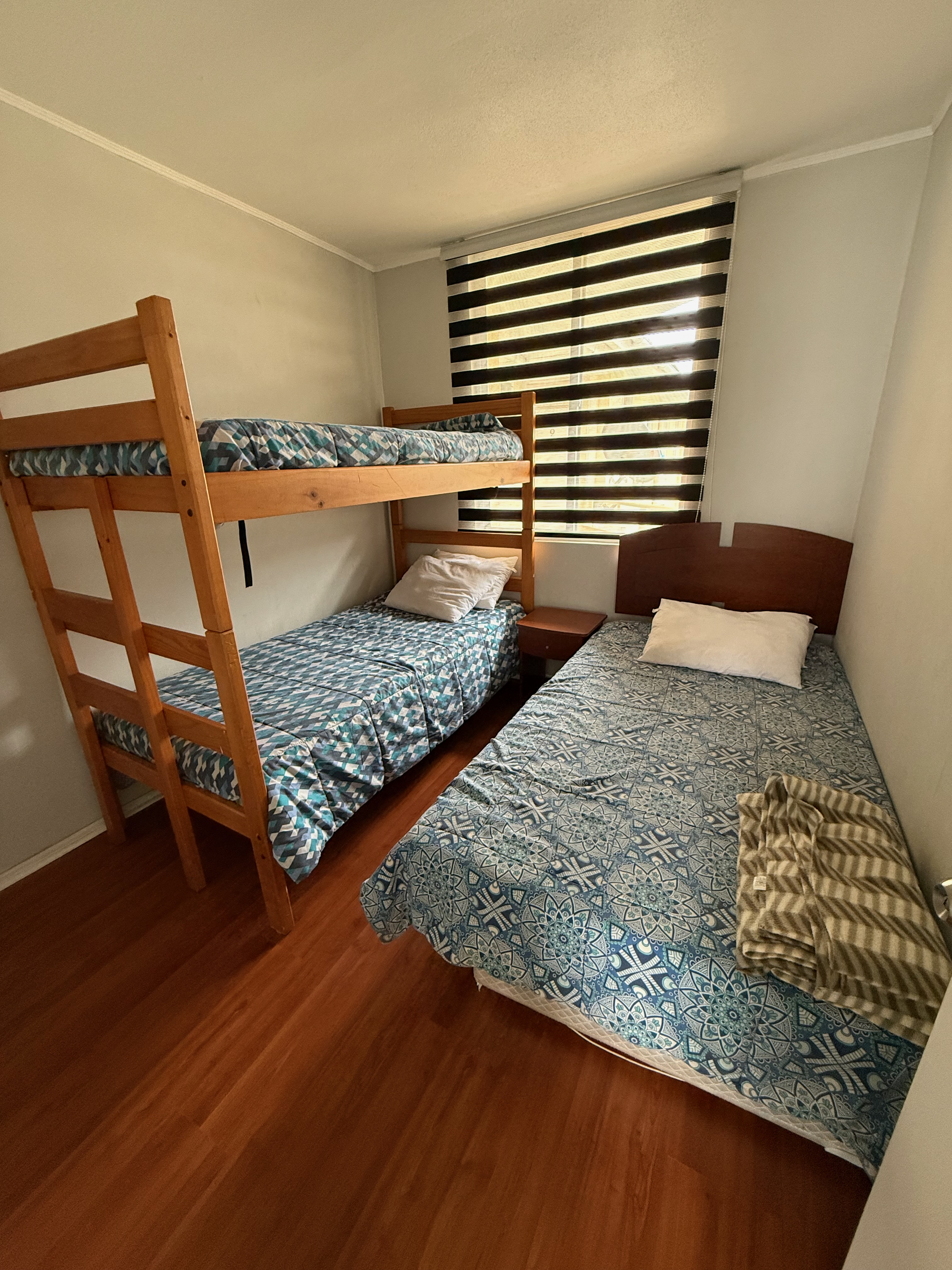 Dormitorio con camarote y cama individual