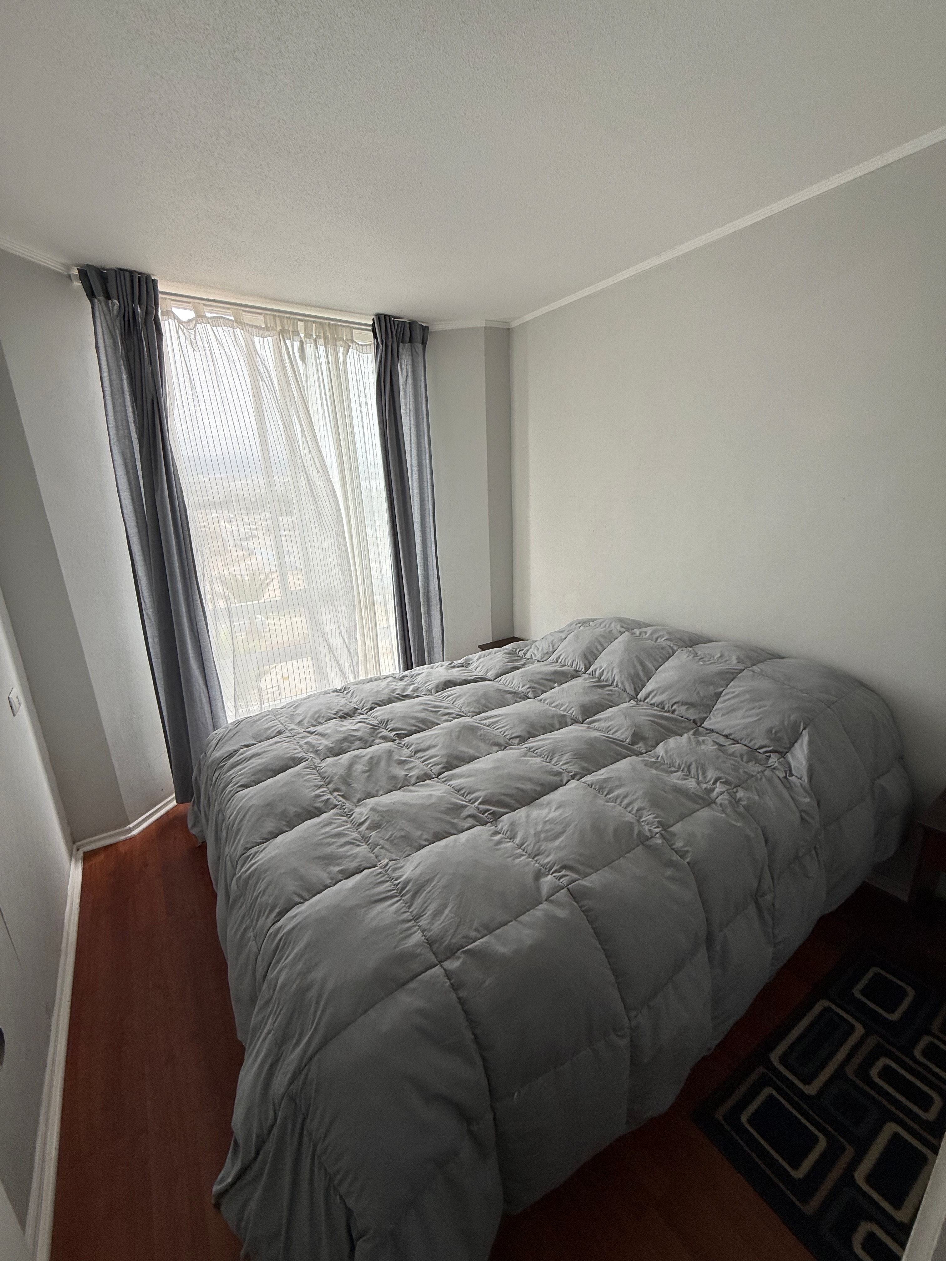 Dormitorio principal con cama matrimonial